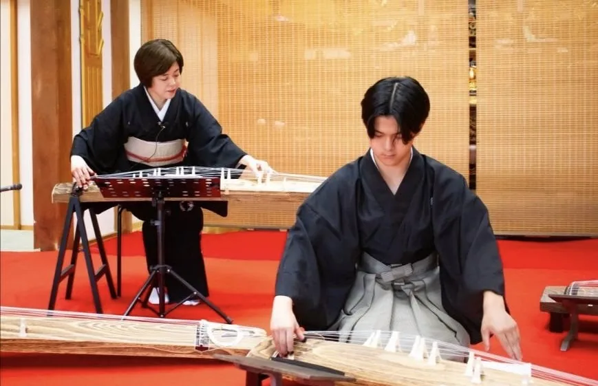 若い世代と講師による合奏の演奏風景
