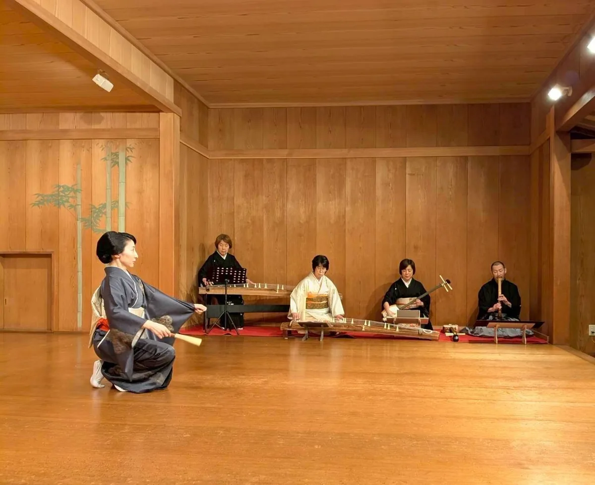 鎌倉能舞台での演奏風景