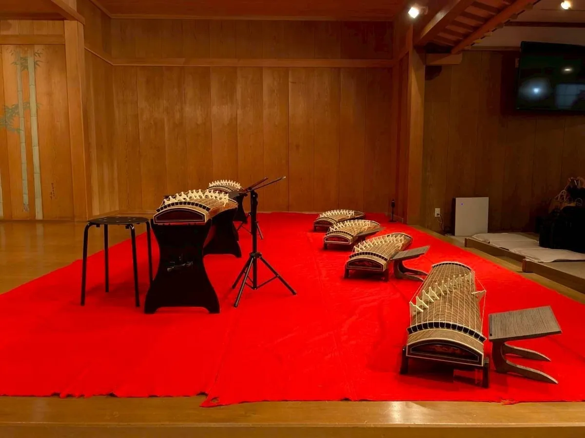 舞台に並ぶお箏と演奏の準備風景